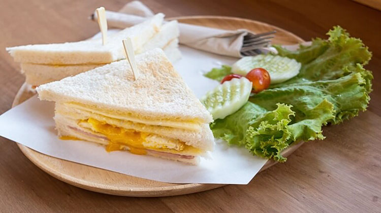 Cách làm bánh mì sandwich kẹp trứng để ăn sáng