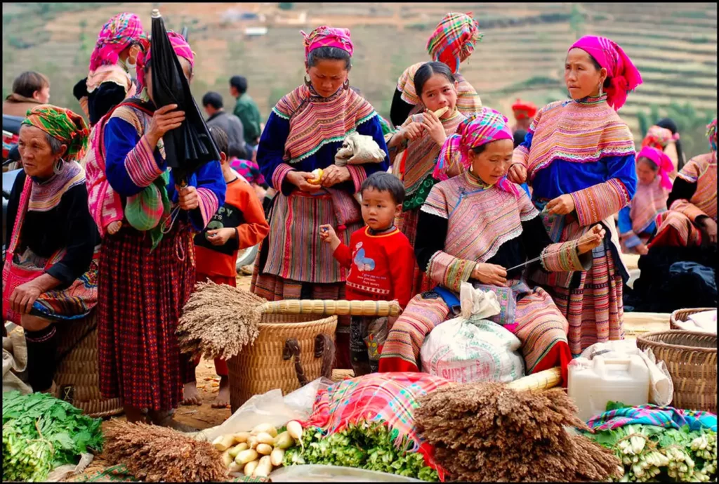 Đa dạng các loại hàng hoá tại chợ phiên 