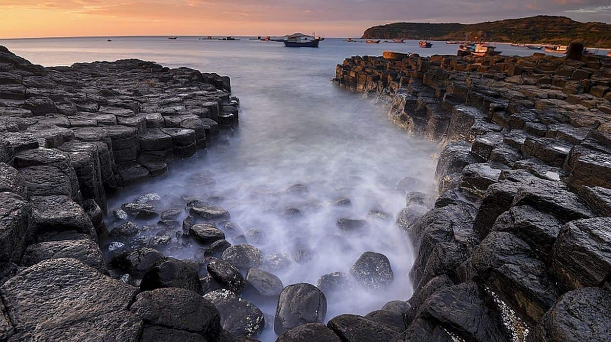 The Sea Cliff of Stone Plates (Ghenh Da Dia)