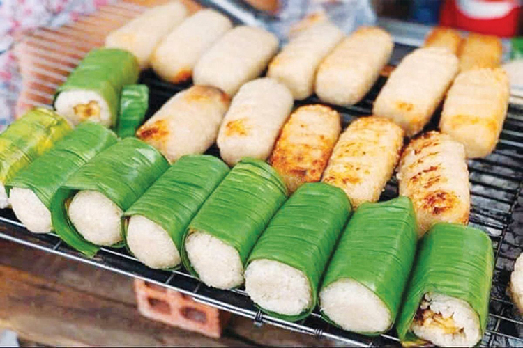 Sơ chế nguyên liệu để làm bánh chuối bọc nếp nướng
