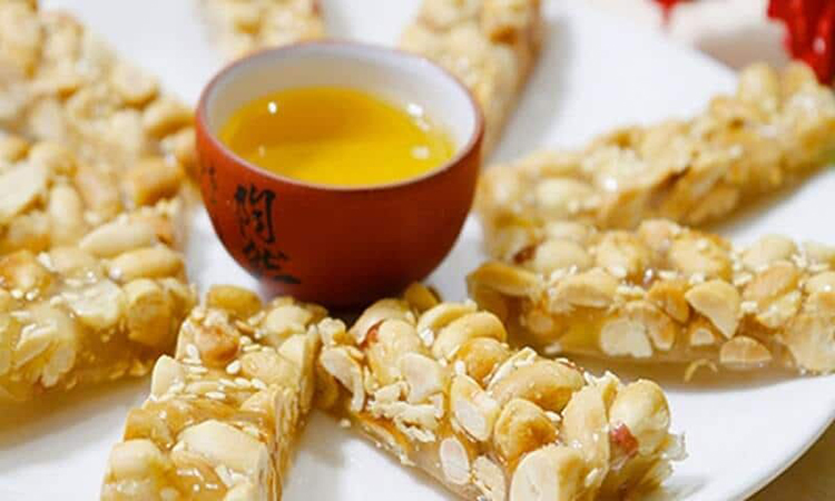 Các bước cách Nấu Kẹo Lạc Bằng Mật Mía
