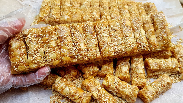 Các bước cách làm kẹo lạc bằng đường thốt nốt