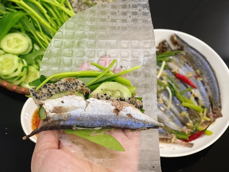 Cách làm cá nục hấp cuốn bánh tráng