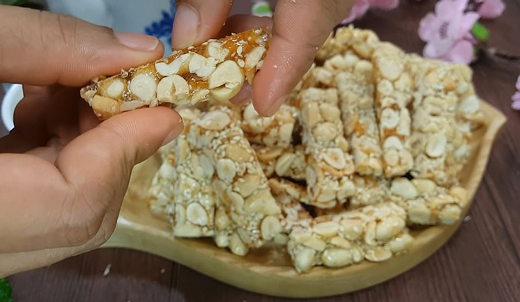 Cách nấu kẹo lạc bằng đường trắng ngon giòn, đơn giản tại nhà