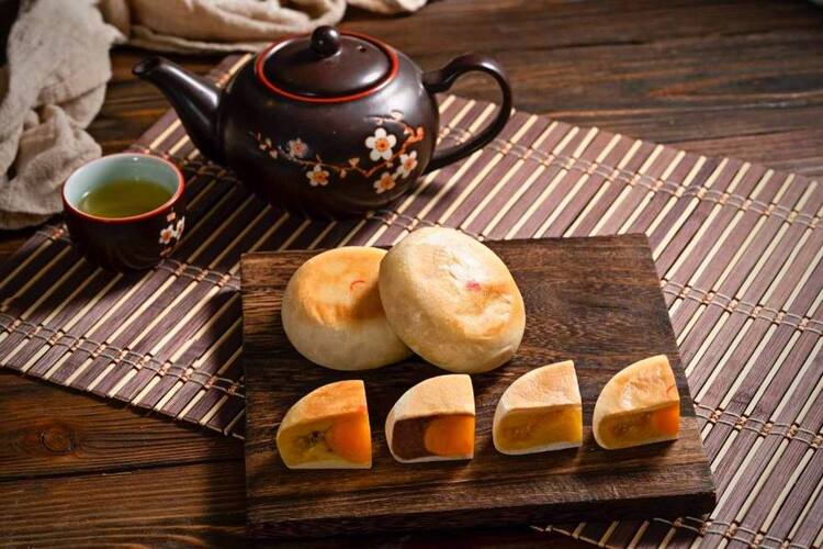 Cách làm bánh pía nhân đậu xanh sầu riêng thơm ngon, béo ngậy