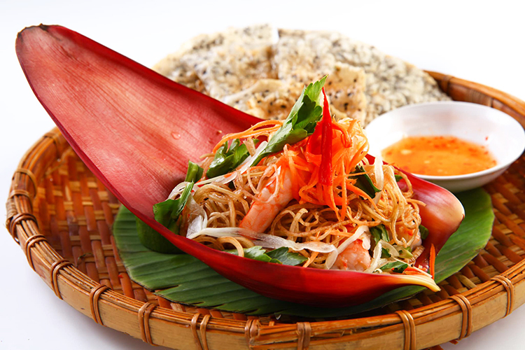 Cách làm nộm tôm hoa chuối giòn ngon, thanh mát