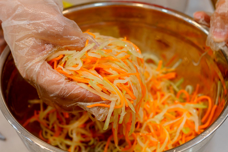 Cách làm nộm đu đủ ăn bánh mì giòn ngon chuẩn vị Việt Nam