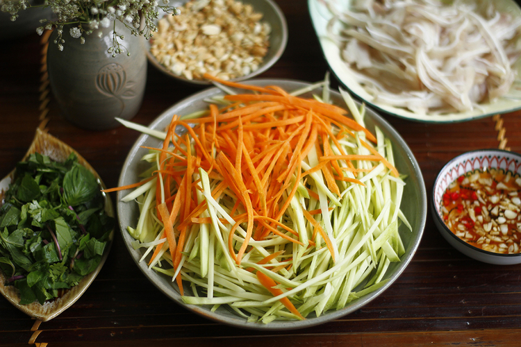 Cách làm nộm xoài xanh cà rốt