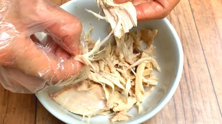 Các bước Cách Làm Nộm Ức Gà Hành Tây Ngon Giòn, Dễ Làm Tại Nhà