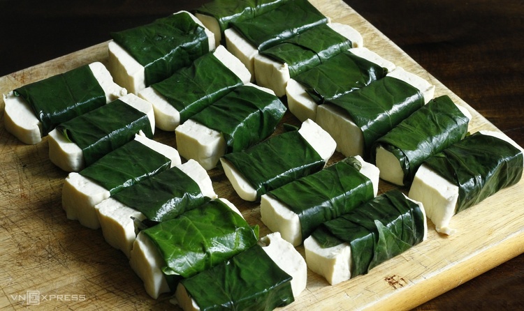Các bước Cách làm đậu phụ cuốn lá lốt