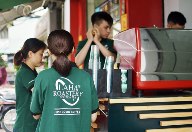 barista Laha Coffee phục vụ khách mang đi