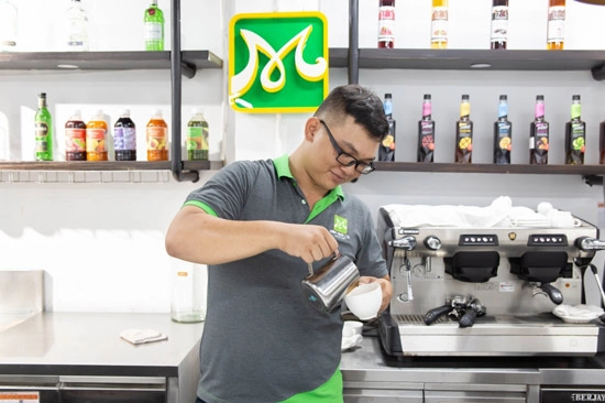 barista pha cốt dừa theo công thức chuẩn Cộng