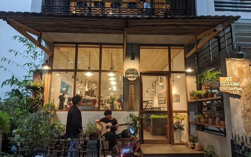 barista quán Cafe Milano thao tác nhanh giờ cao điểm