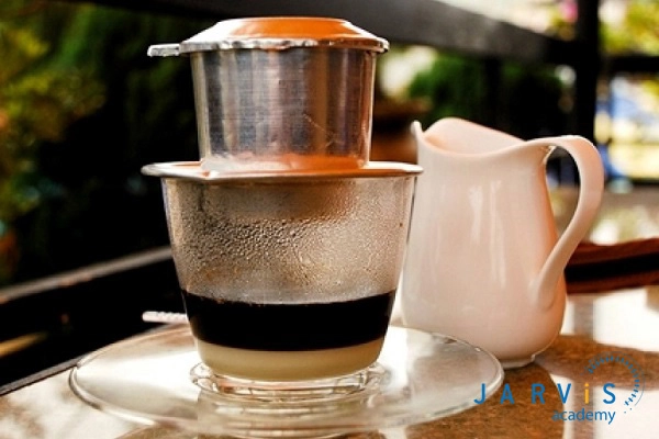 quy trình đánh kem trứng và rót cà phê phin nóng