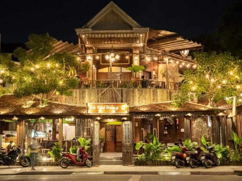 cách phục vụ cà phê trứng trong bát nước nóng Hà Nội