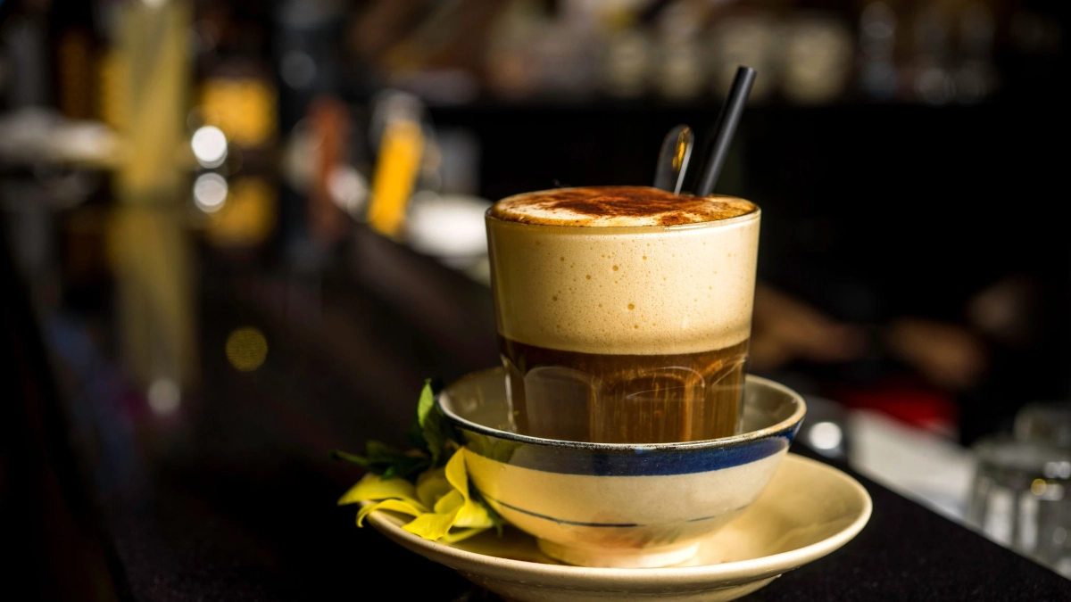 Thưởng thức cà phê trứng