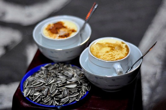 lớp kem trứng bông mịn của cafe trứng 3T