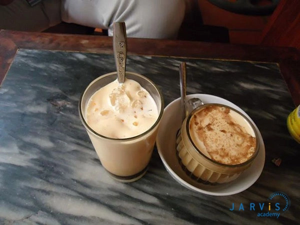 coc ca phe trung nong tren ban go