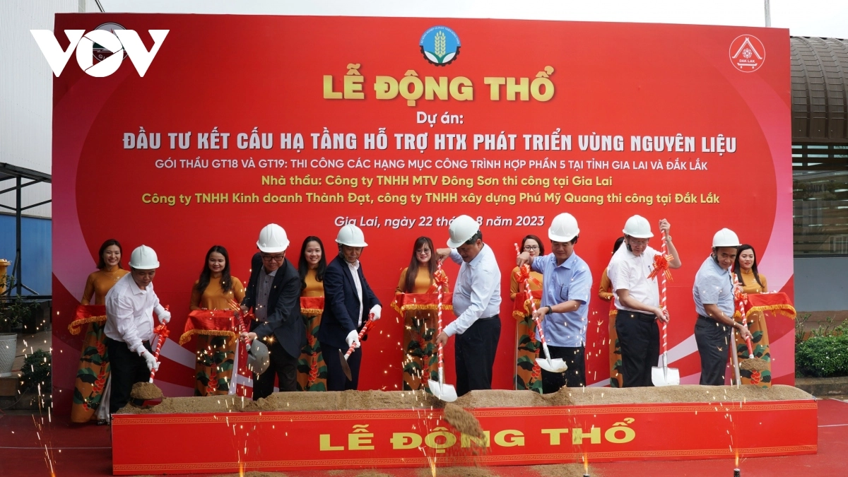 nguyen lieu ca phe trung du day tren ban