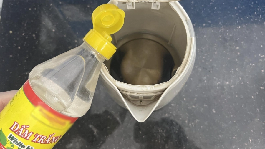 bat nuoc am giu am ly ca phe trung