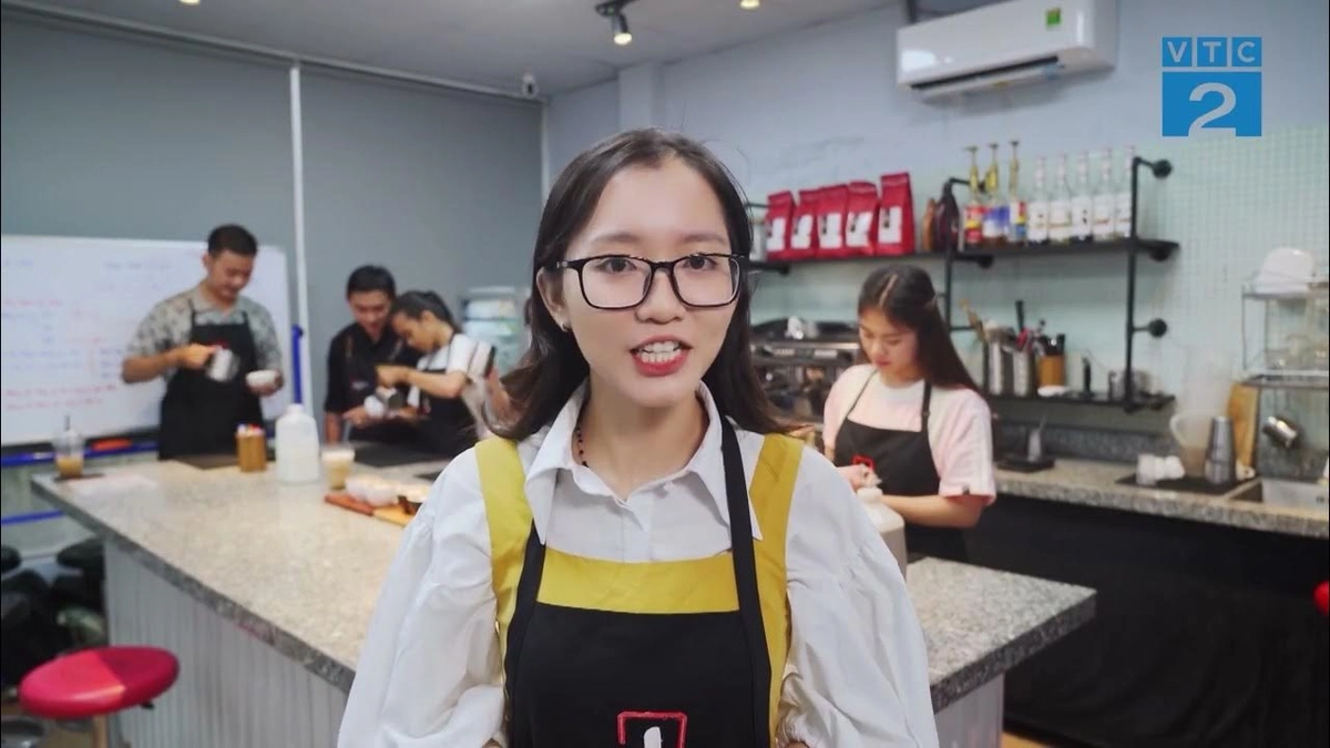ca trưởng đào tạo barista tại quán Coffee Bike