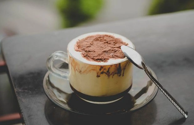 ly cà phê trứng nóng bốc khói tại quán Giảng