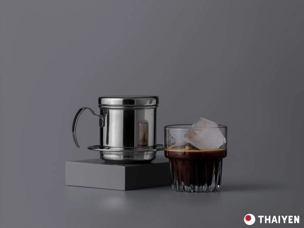phin Việt Nam, máy espresso, french press đặt cạnh nguyên liệu