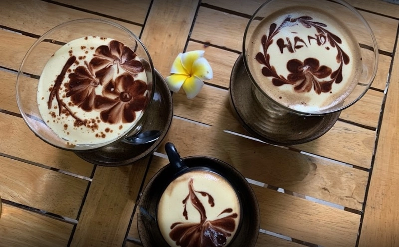 trang trí ly cafe trứng phủ cacao