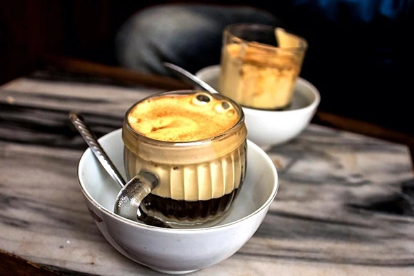 cà phê trứng Hà Nội lớp kem vàng óng