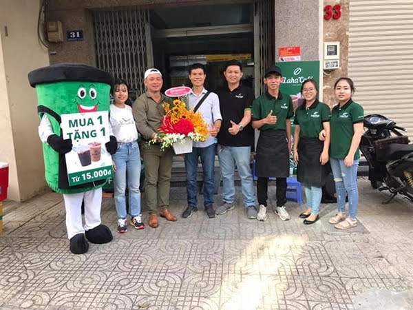 hợp đồng nhượng quyền Laha Cafe trên bàn làm việc