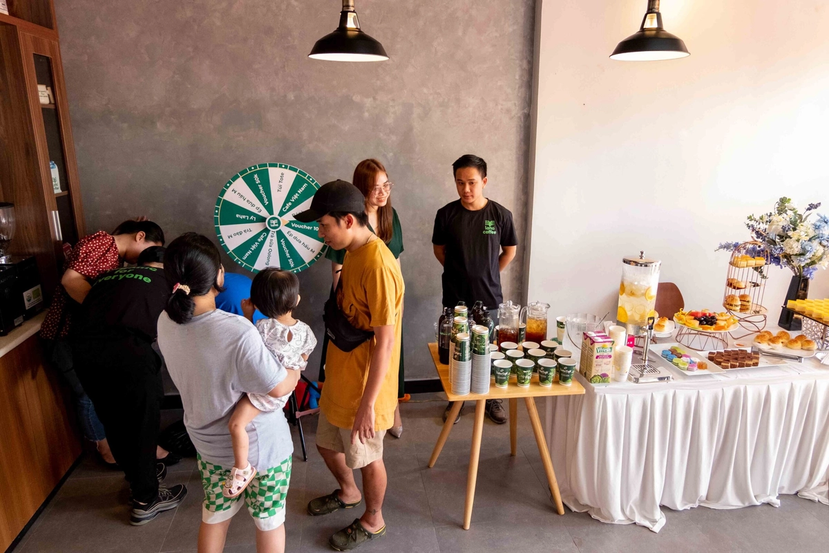 khai trương Laha Cafe với hàng dài khách chờ