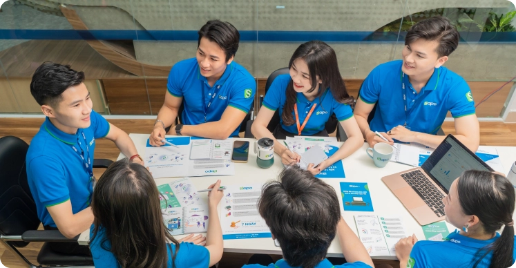 đội ngũ hỗ trợ vận hành E Coffee tại quán