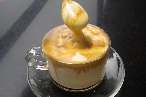 ly cà phê sữa trứng nóng bốc khói