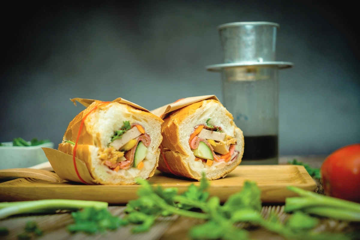 cà phê sữa trứng dùng kèm bánh mì bơ