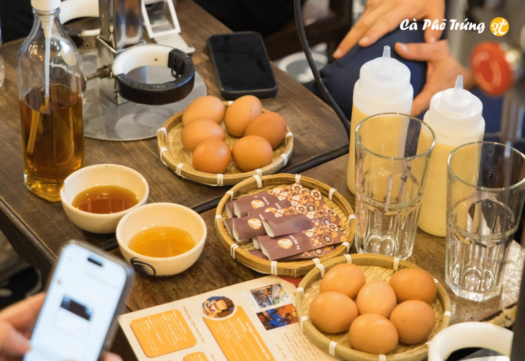 lớp kem cà phê sữa trứng mịn óng ánh