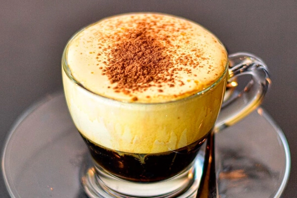 lop trung danh bong tren ly Cafe Trung 3T