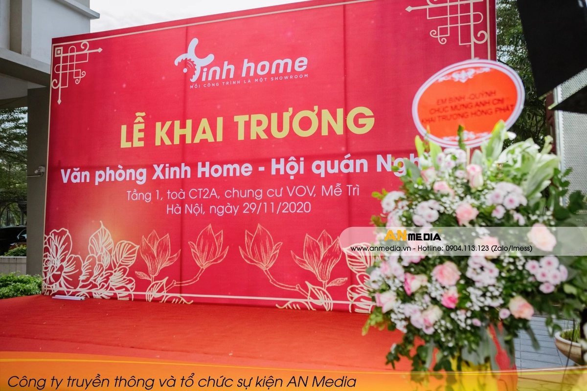 khai trương cửa hàng Arobi với khách xếp hàng
