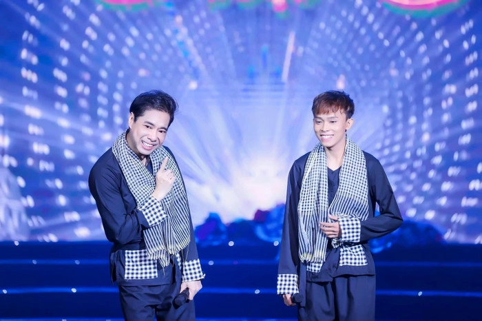 chủ cửa hàng Laha Coffee tự tin nở nụ cười