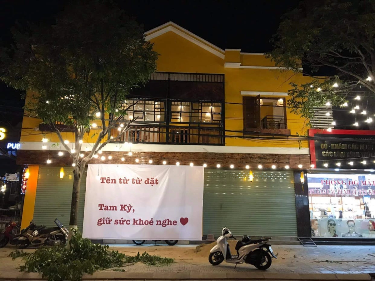 chủ quán Cà phê Gạch mỉm cười trước giờ mở cửa