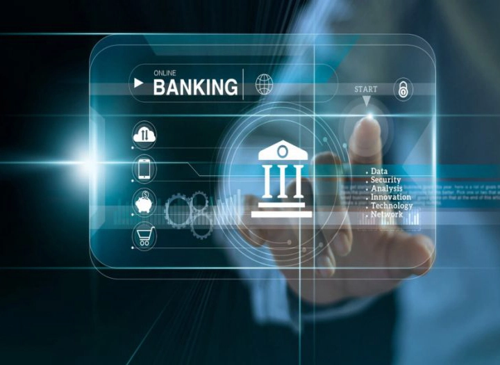 chủ quán Cafe Milano kiểm tra báo cáo lợi nhuận cuối ngày