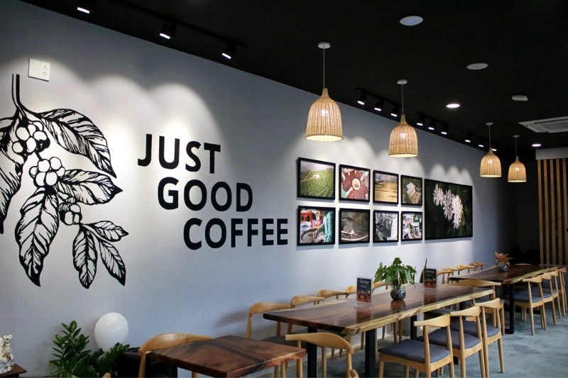 chủ quán Laha Coffee trao đổi với đội hỗ trợ