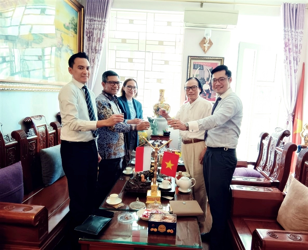 chủ quán trao đổi cùng chuyên gia Laha Cafe