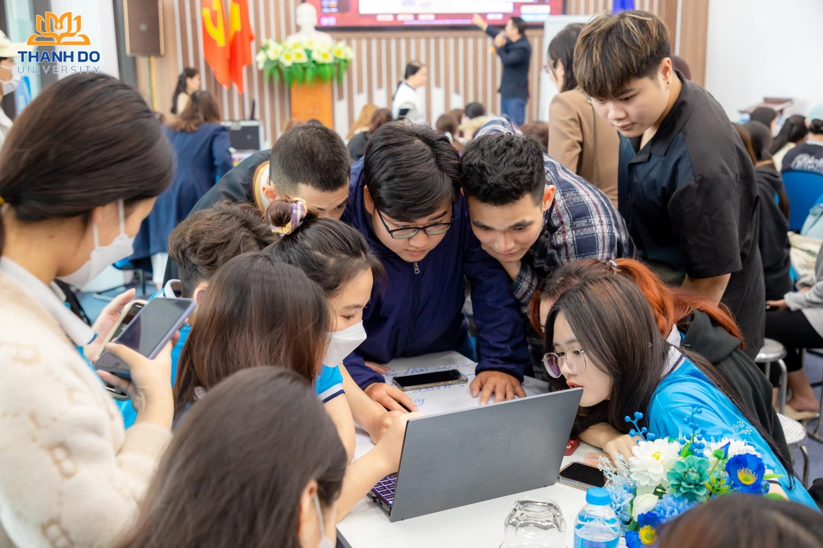 chủ quán trao đổi kế hoạch với đội Coffee Bike