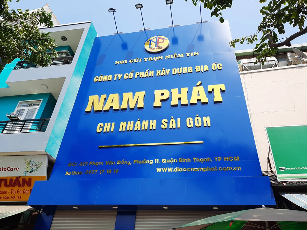 biển hiệu Viva nổi bật giữa phố đông