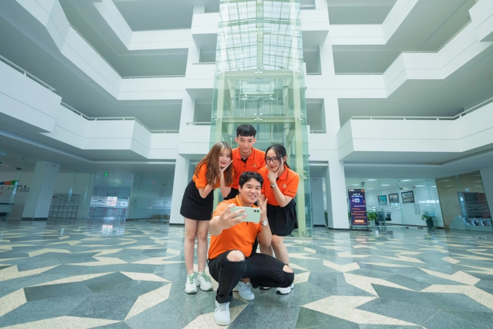 góc sống ảo tại Viva ánh sáng dịu