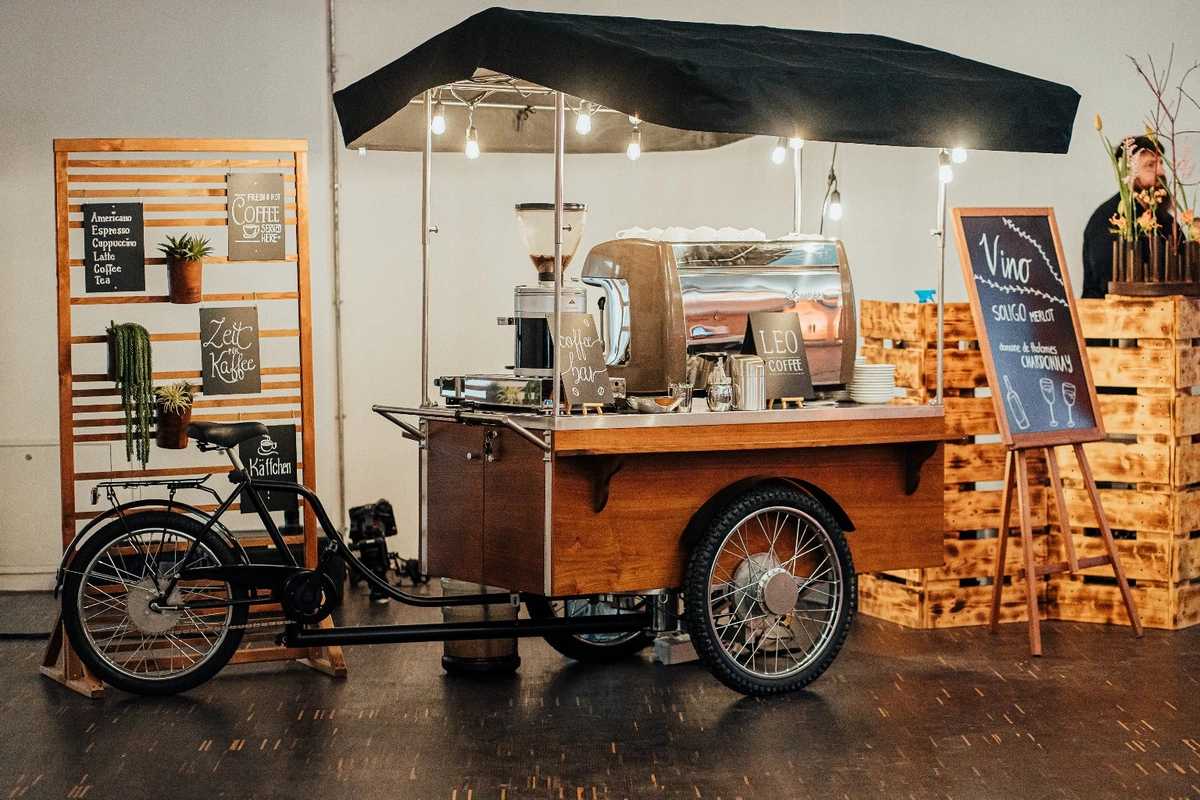 Coffee Bike phát tờ rơi và mã QR tích điểm
