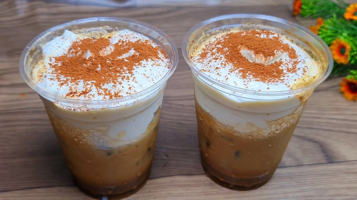 ly ca phe trung hoan hao ben cua so