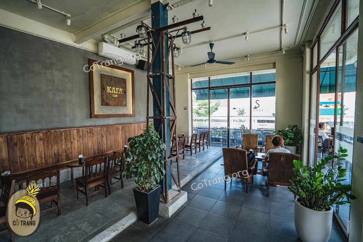 cửa hàng Kafa Cafe đông khách giờ cao điểm