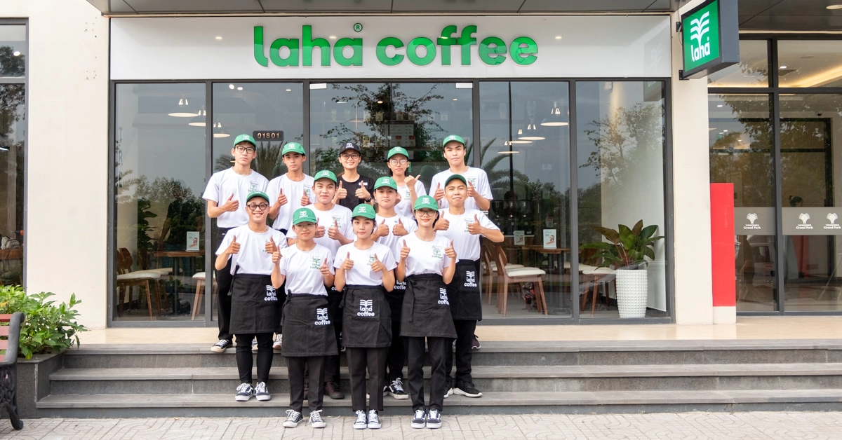 cửa hàng Laha Coffee nhộn nhịp giờ cao điểm