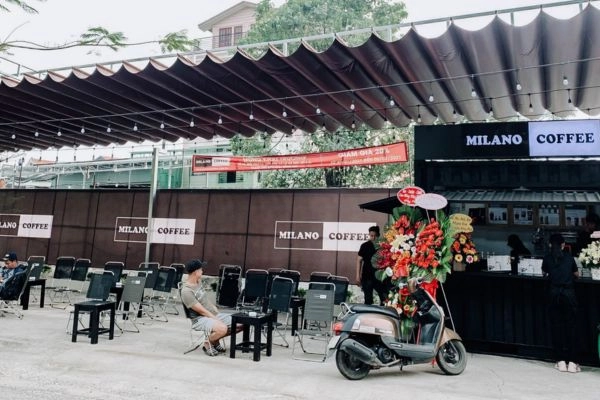 đếm khách trước quán Cafe Milano giờ cao điểm
